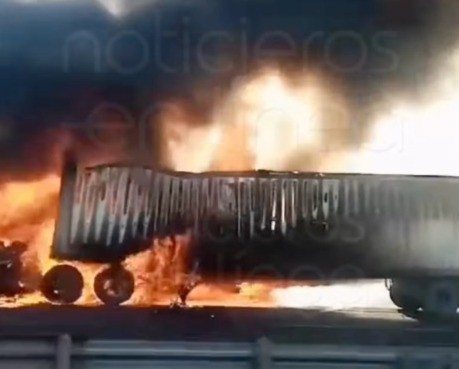 Muere calcinado conductor de tráiler en la carretera León-Silao