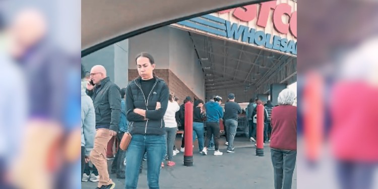 Caos navideño en Costco de León; filas kilométricas y cobros en caja de más de una hora