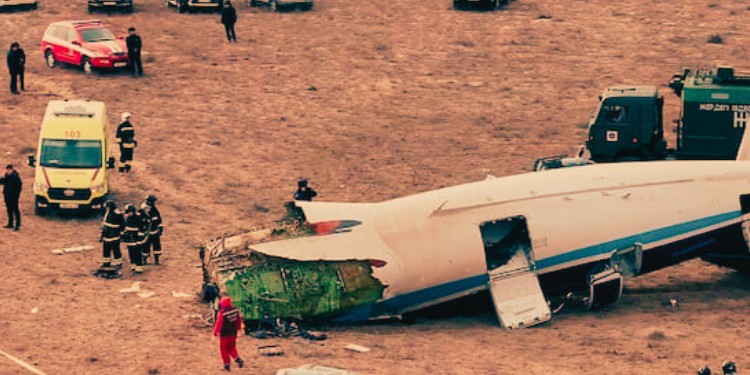 Avión se estrella en Kazajistán; hay al menos 38 fallecidos