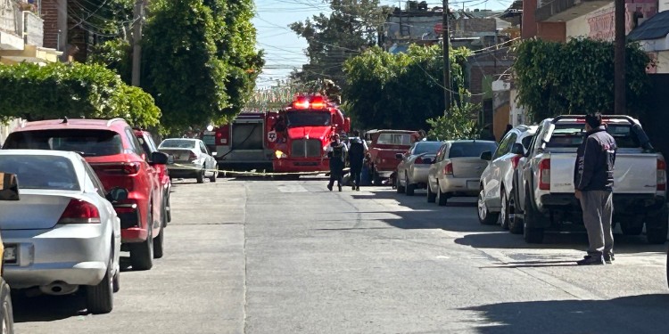 Familia de León logra escapar de fuerte incendio en su casa