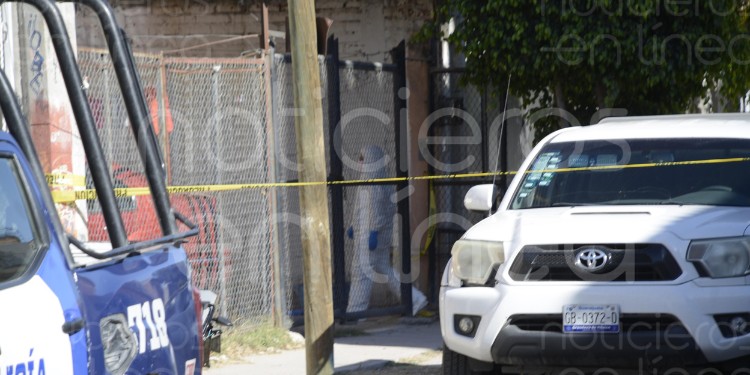 Mata a su pareja frente a sus hijos y después se quita la vida; hay otra persona herida