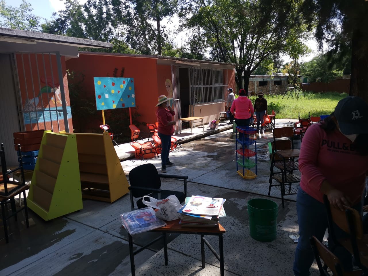 Aprovechan el receso vacacional para rehabilitar escuelas en León