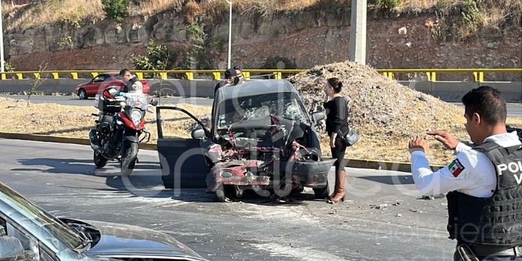 Líquido derramado en asfalto provoca aparatoso accidente en el Morelos; hay tres heridos