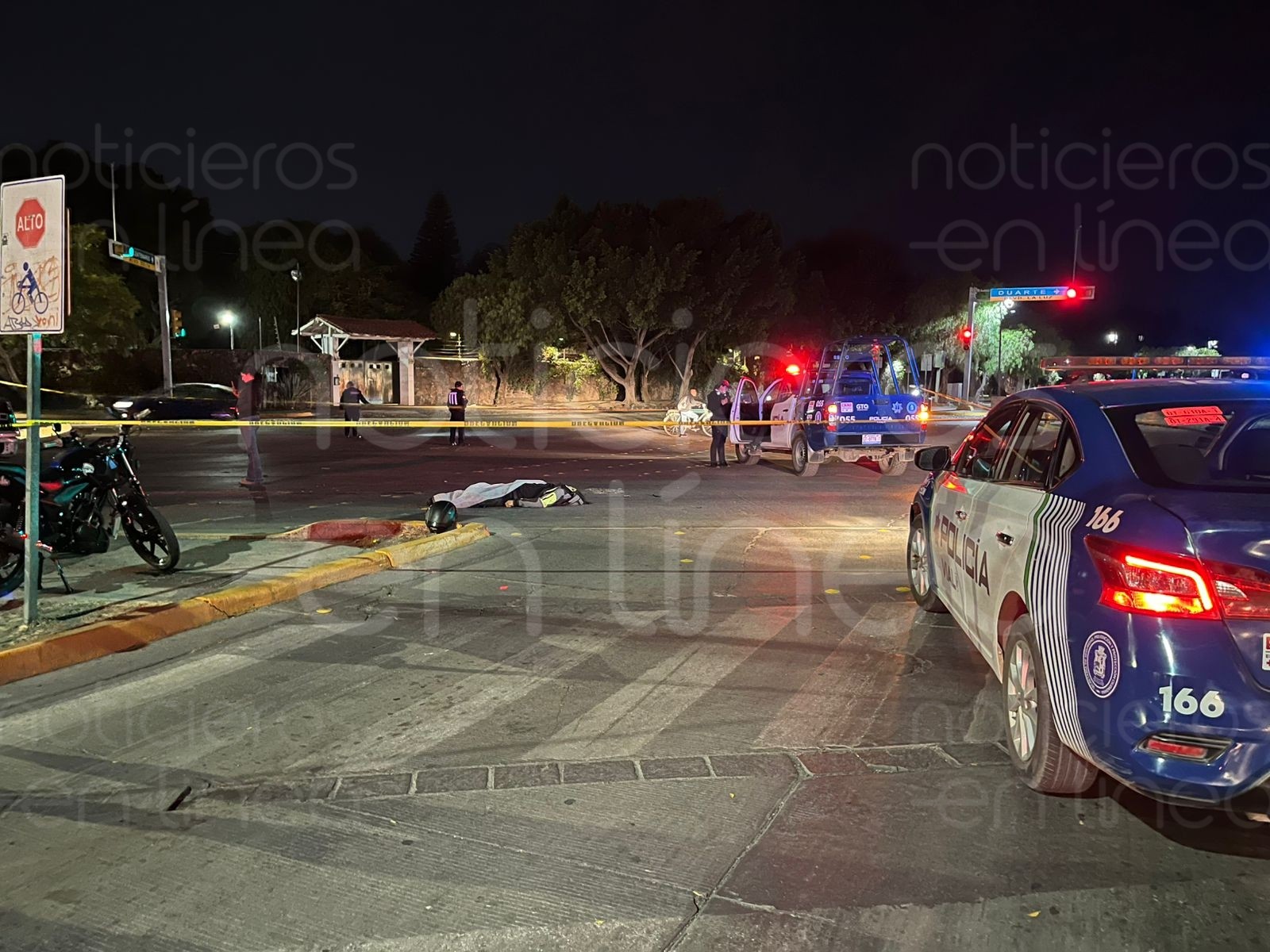 Muere motociclista tras pasarse la luz roja en León