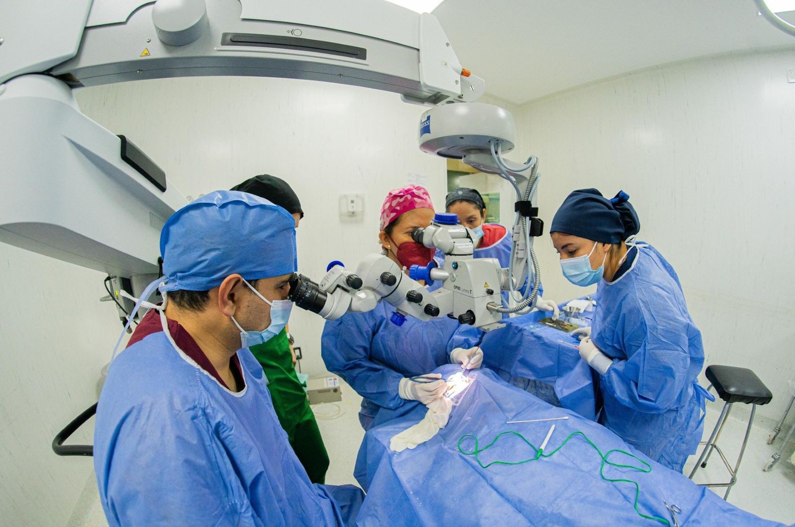 Pioneros: instalan el primer dispositivo para glaucoma en León