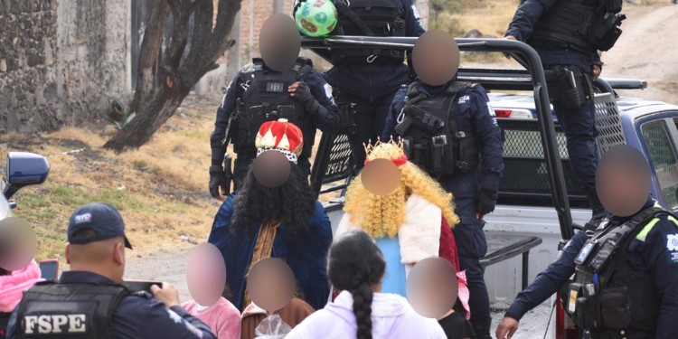 Policías se convierten en 'elfos' para ayudar a los Reyes Magos en Guanajuato