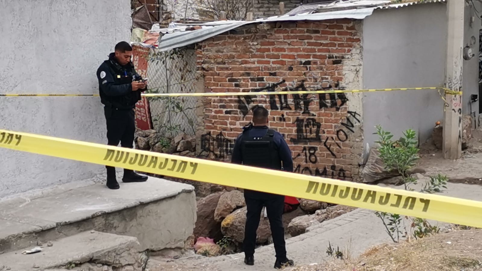 Matan a hombre dentro de una vivienda improvisada en un río