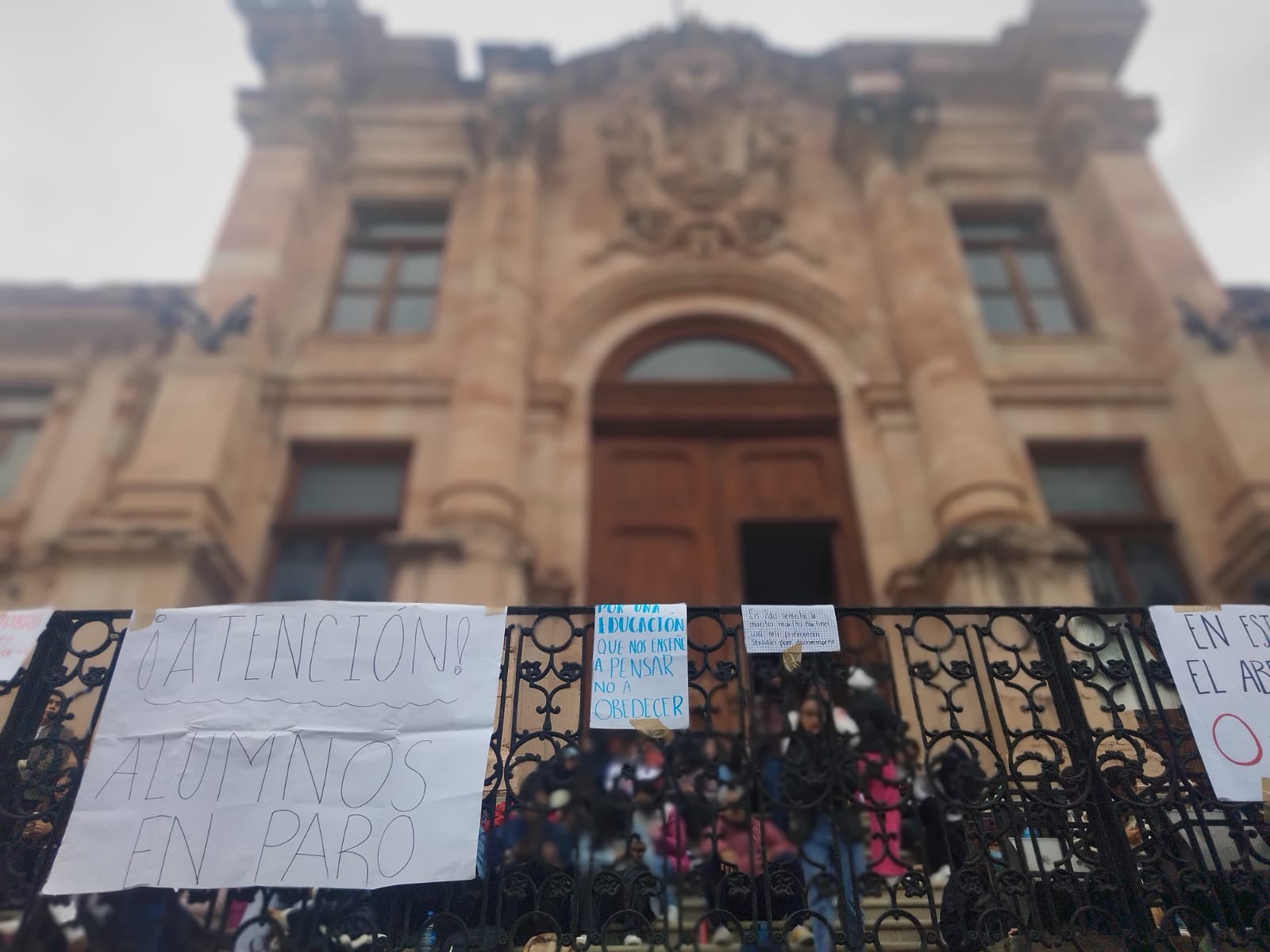 Estudiantes exigen la destitución de docentes por acoso y discriminación