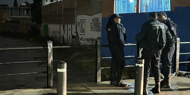 Muere indigente bajo la lluvia en León; un día antes lo habían reportado grave