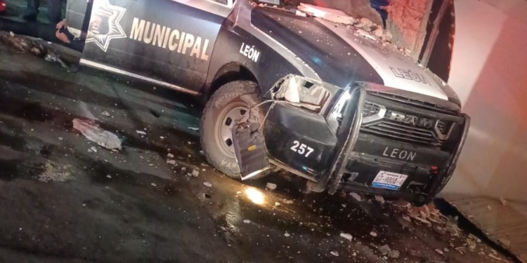 Policías chocan y derriban cortina de negocio en León