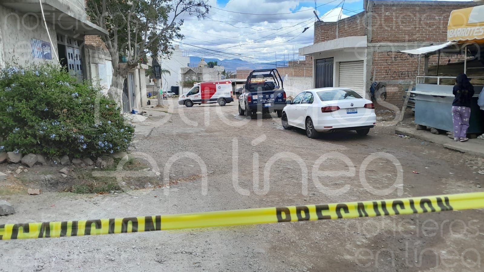 Atacan a balazos a joven afuera de su casa en León