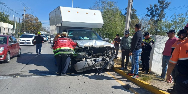 Choque en eco-bulevar: Camioneta se estrella contra vehículo de construcción en León