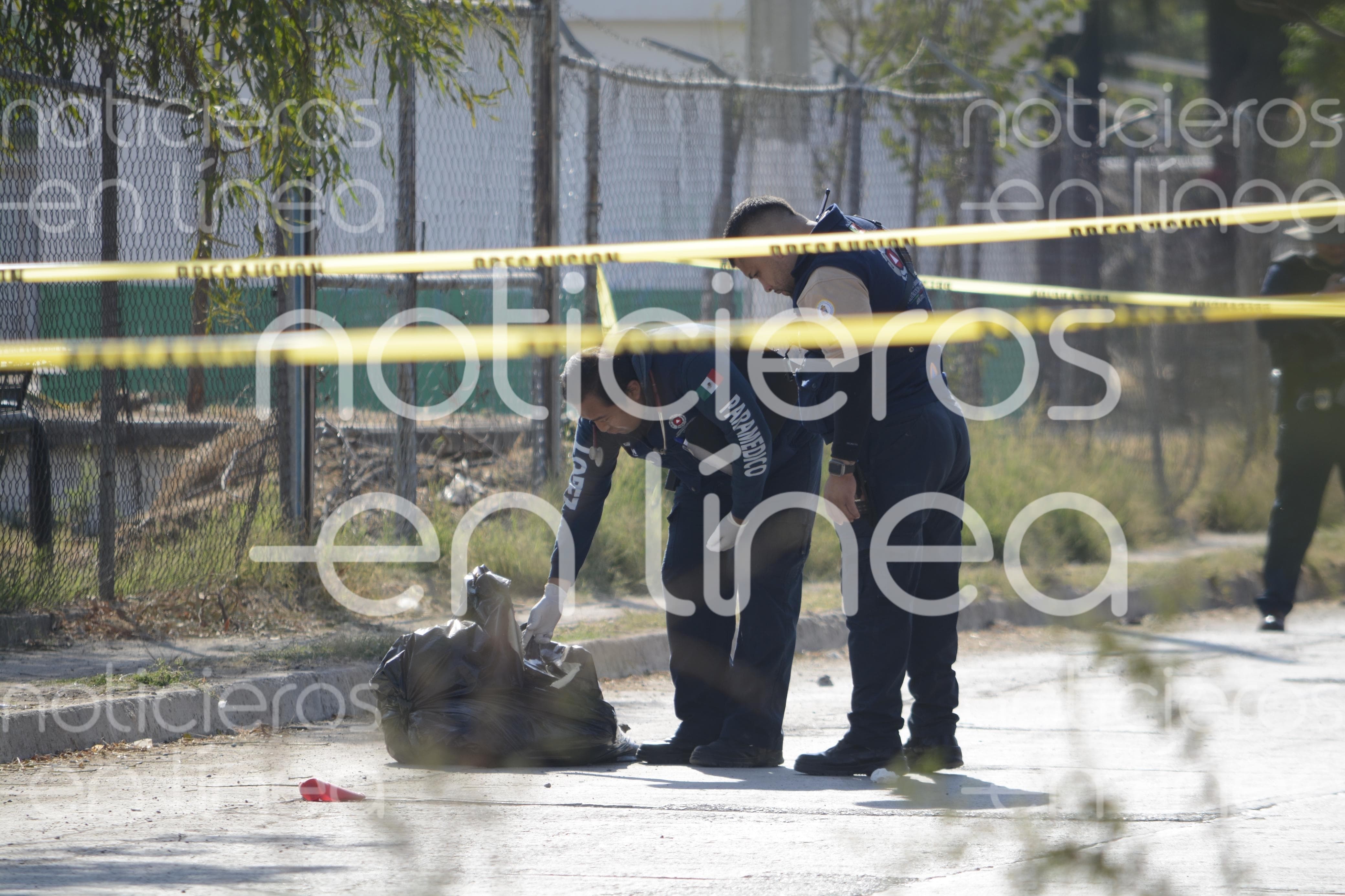 Macabro hallazgo; estaba dentro de una bolsa y tenía las manos atadas