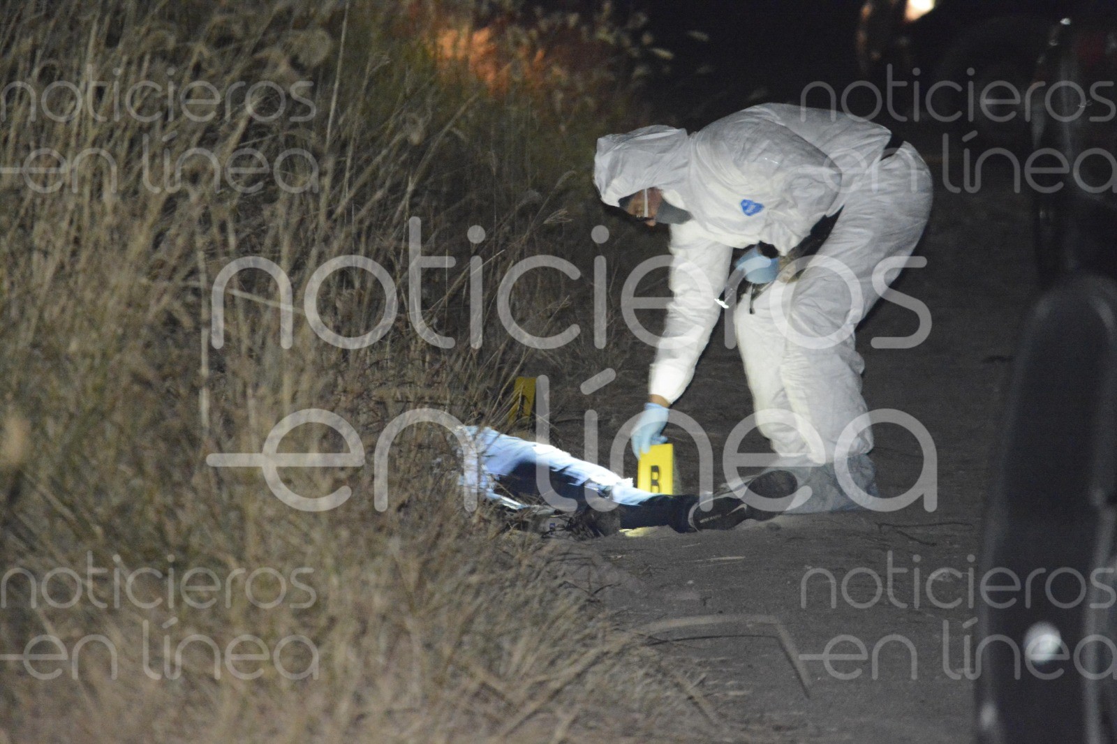 Vieron unos tenis entre la hierba y descubrieron que era un cadáver