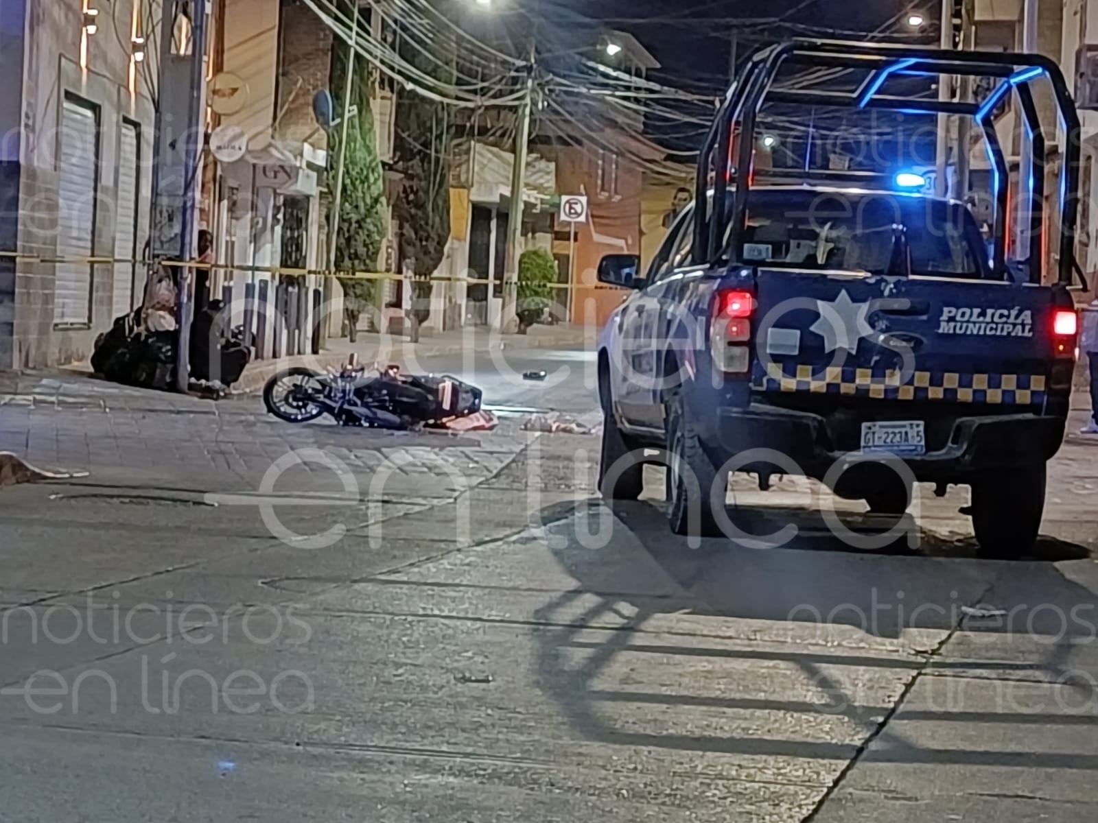 Atropellan a dos jóvenes motociclistas en Silao; uno murió