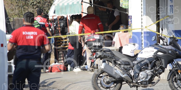 Ataque armado a conductor en León provoca choque contra vivienda y deja víctimas mortales