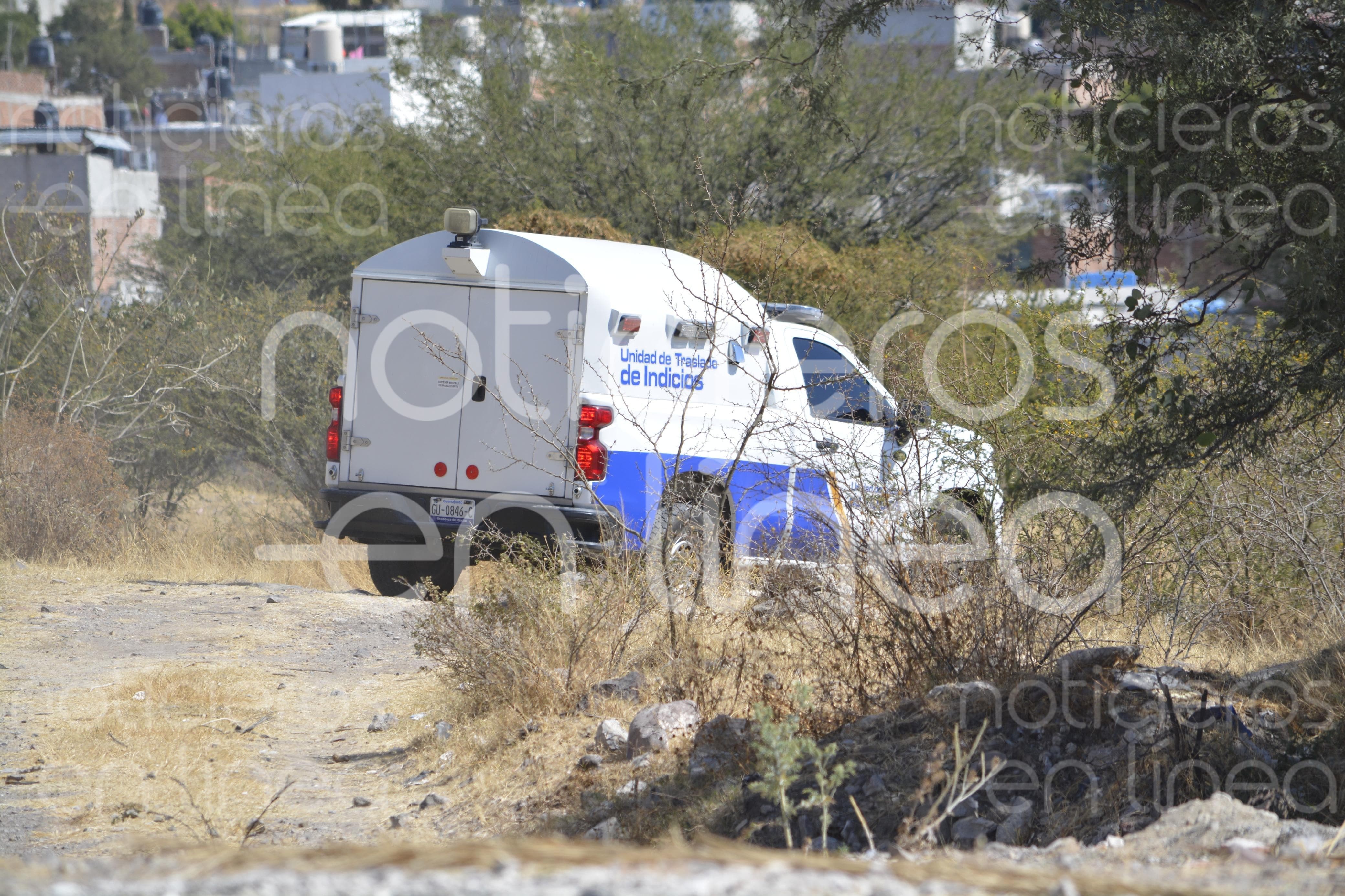 Encuentran un cuerpo frente a una escuela; tenía heridas de bala