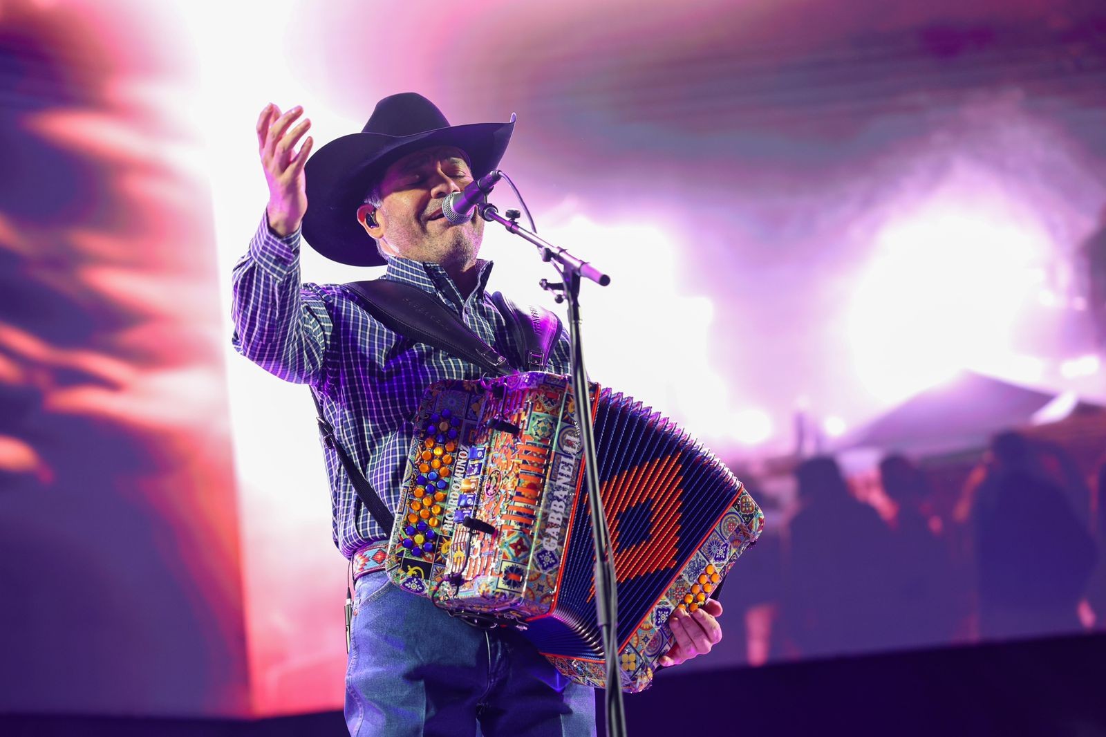 La 'Antología' de Intocable conquista a León; reviven éxitos en el Foro Mazda
