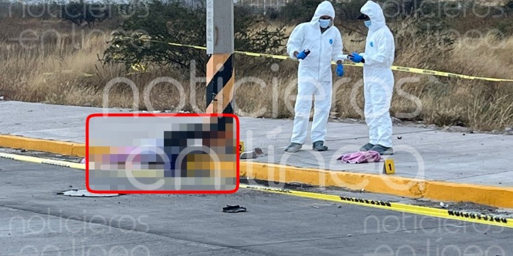 Brutal choque en León: motociclista y copiloto se impactan contra un poste; uno pierde la vida