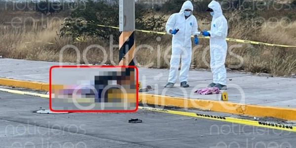 Brutal choque en León: motociclista y copiloto se impactan contra un poste; uno pierde la vida