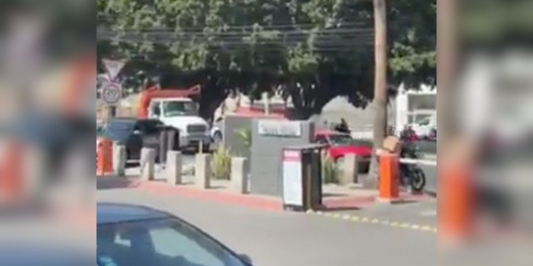 (VIDEO) Despoja de su arma a un guardia de seguridad y con ella asesina a otro