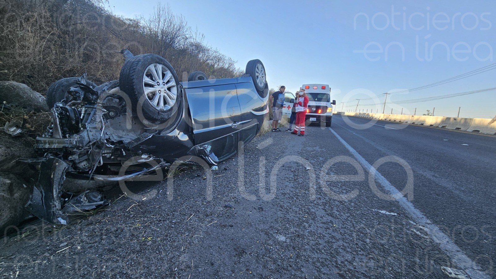 Mujer sobrevive a volcadura en la carretera; iba a su trabajo