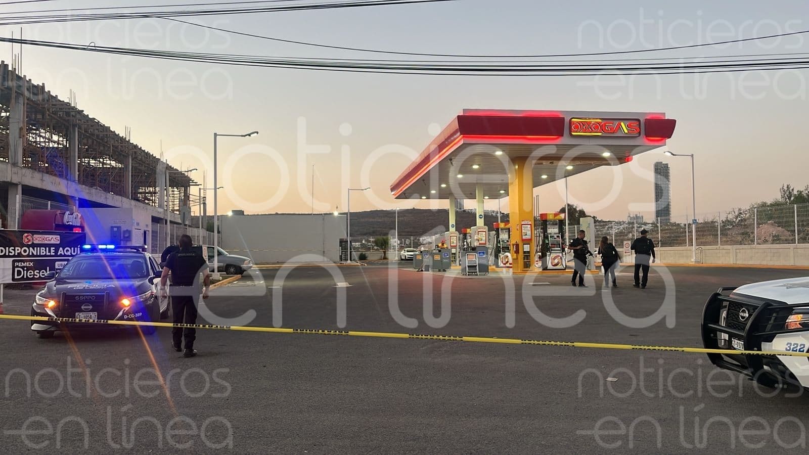 Escucha un disparo y encuentra a un policía tirado en el baño de una gasolinera