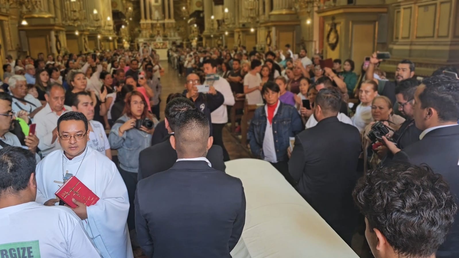 Cientos de leoneses despiden a Mateo en la Catedral Metropolitana de León