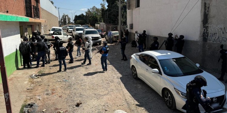 Huyen de la policía y se esconden en casa donde ocultaban un cuerpo sin vida