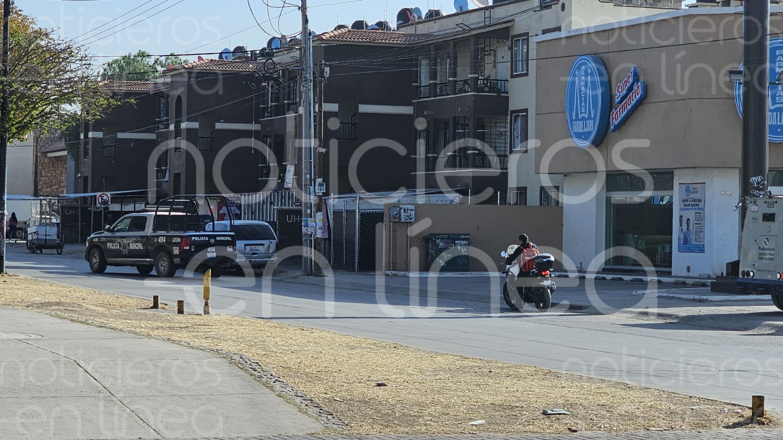 Escapa de secuestro en León; llega atado con cinta canela a farmacia para pedir ayuda