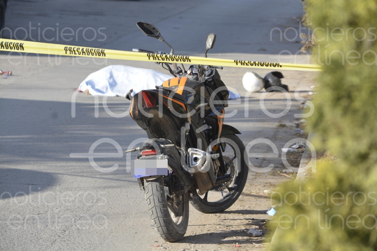 Muere motociclista tras derrapar; su casco quedó destrozado