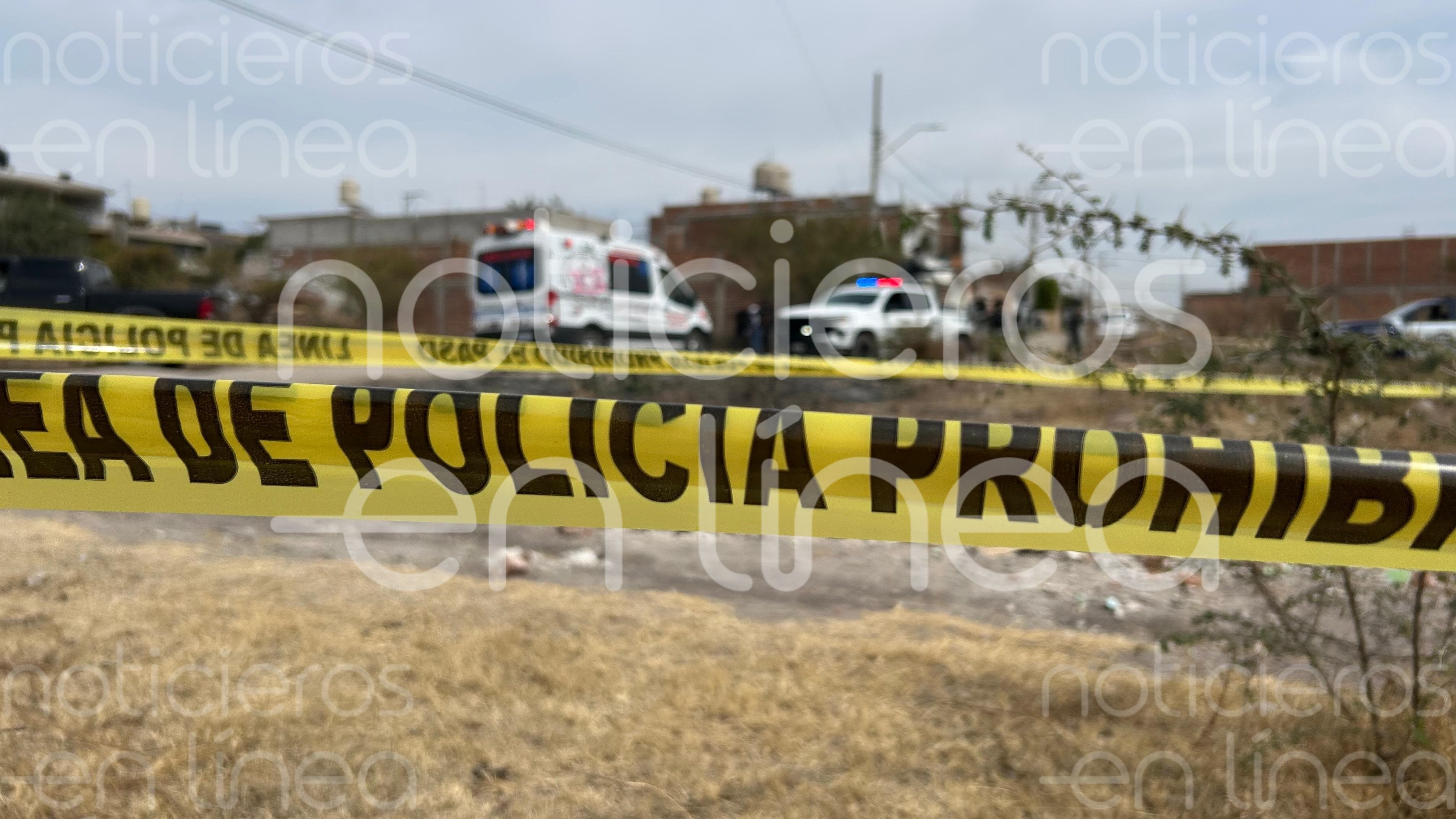 Camioneta se atasca con caja de cartón y descubren que contenía un cuerpo