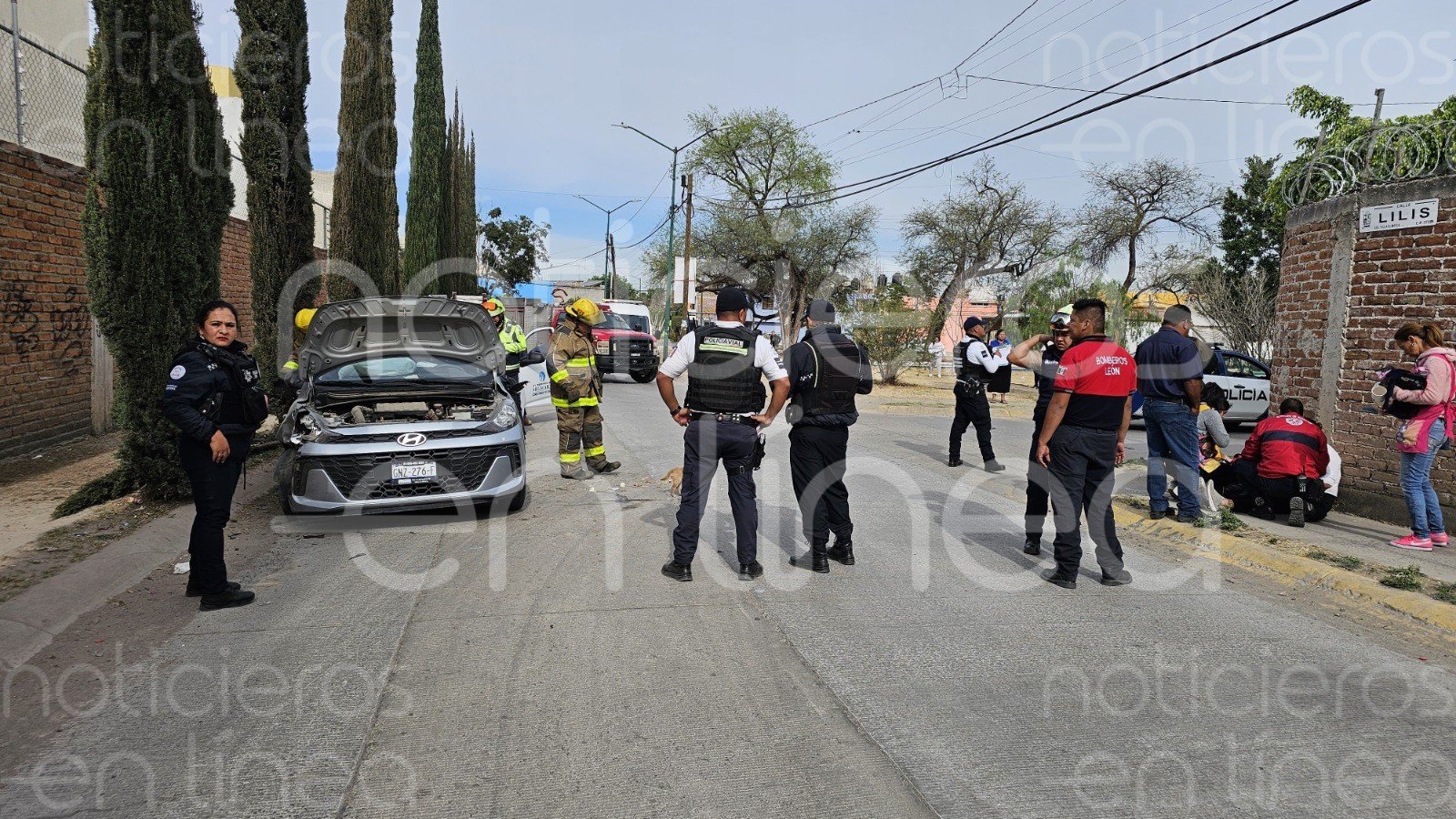 Madre e hijo sobreviven a aparatoso accidente en León