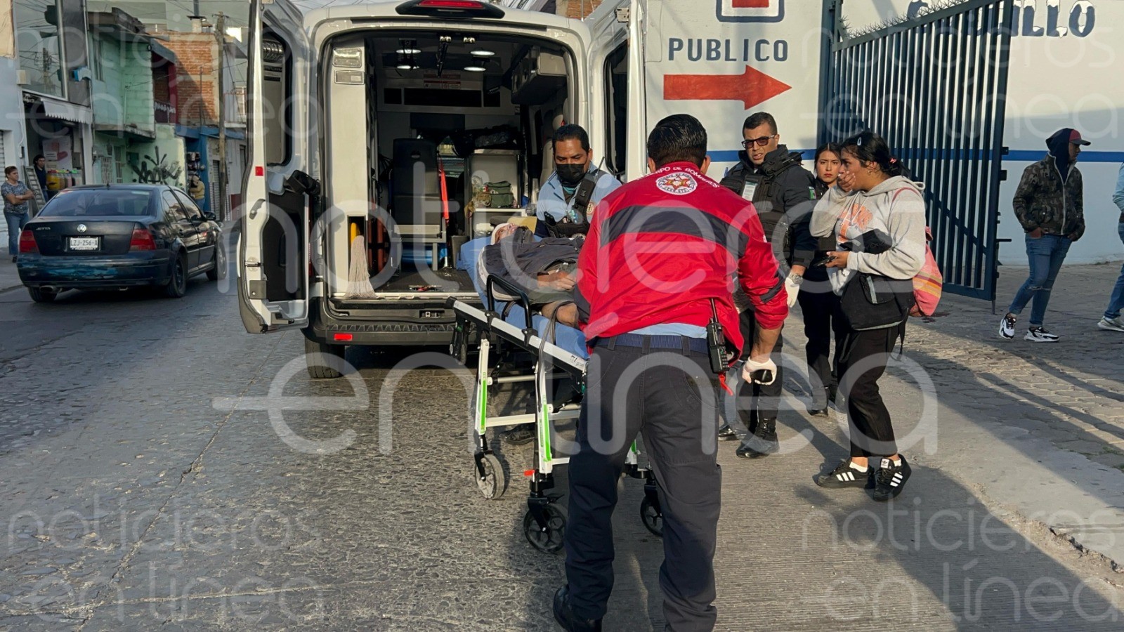 Vecinos lo encuentran sangrando de la cabeza en El Coecillo