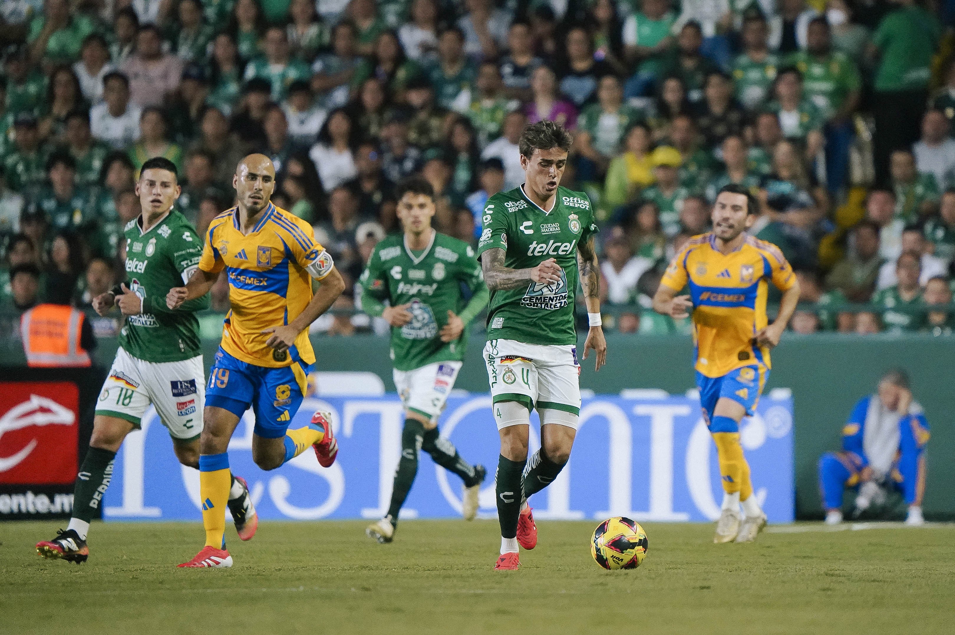 León 'devora' a Tigres en el Nou Camp; sigue invicto y en la cima