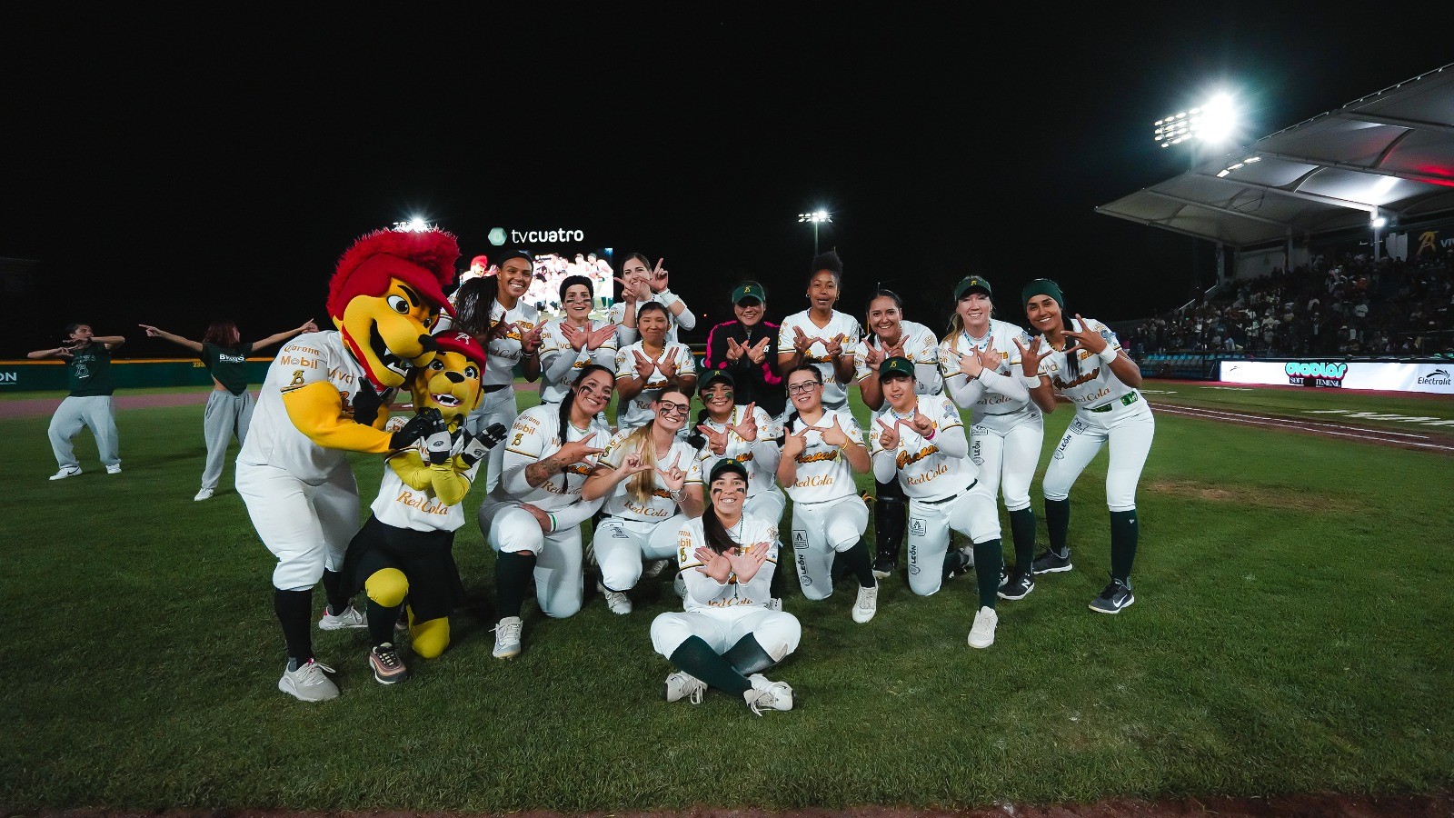 Bravas de León vencen a Diablos y acarician el liderato de la LMS