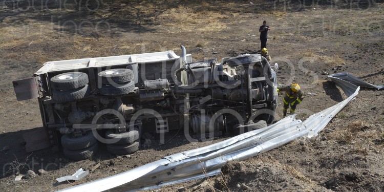 Aparatosa volcadura en la autopista León-Aguascalientes deja cuantiosos daños