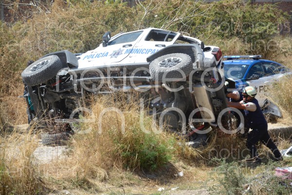 Patrulla de Policía Rural intenta ganarle el paso al tren y vuelca en León