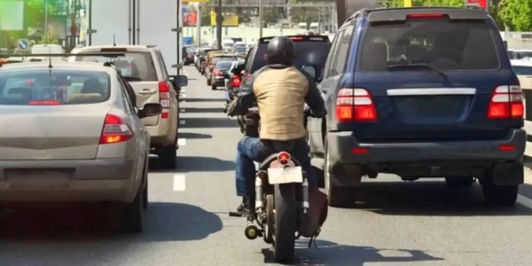 León refuerza operativos para sancionar a motociclistas que zigzaguean entre vehículos