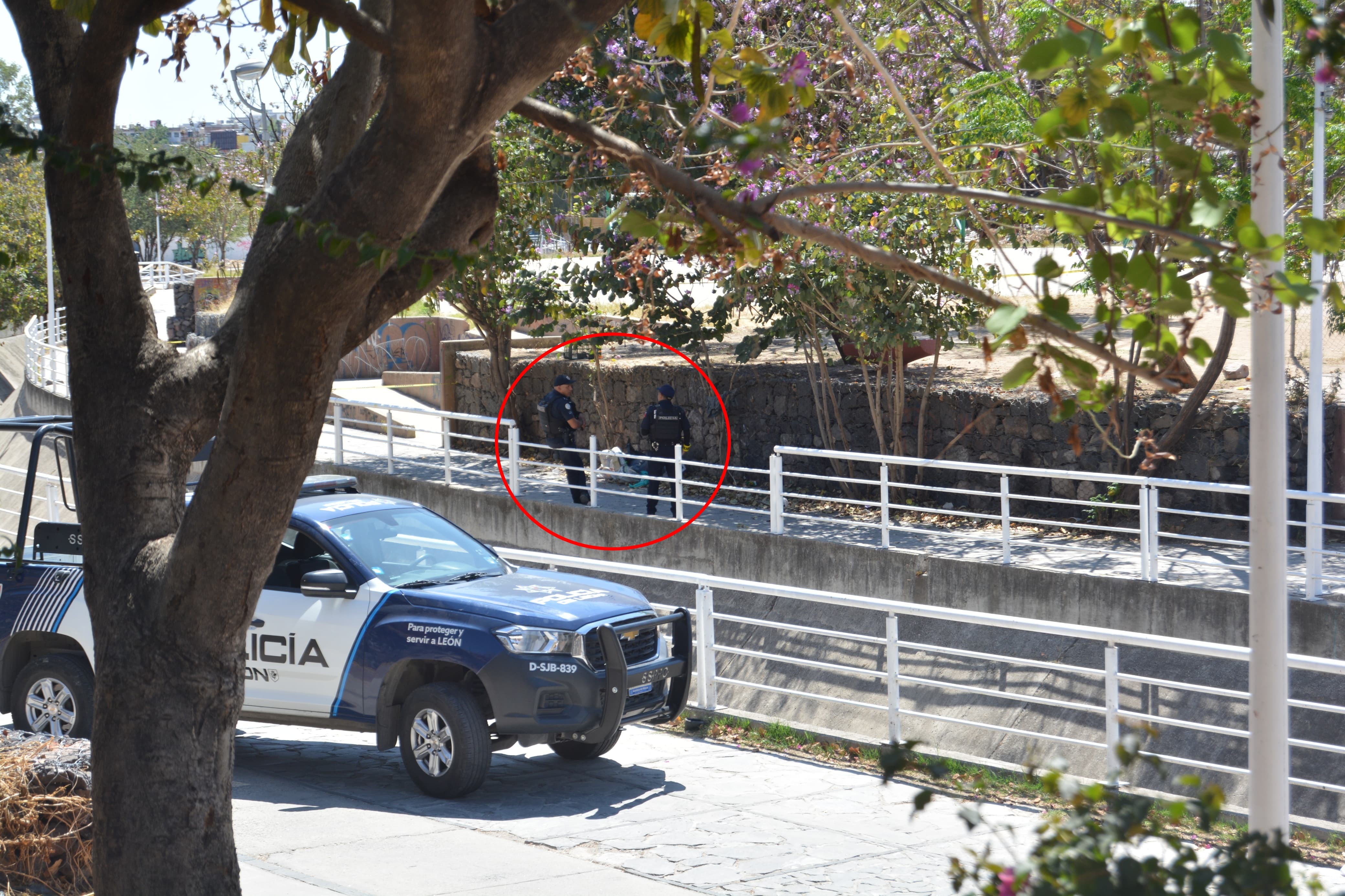 Hallan cadáver frente a unas canchas de fútbol en León