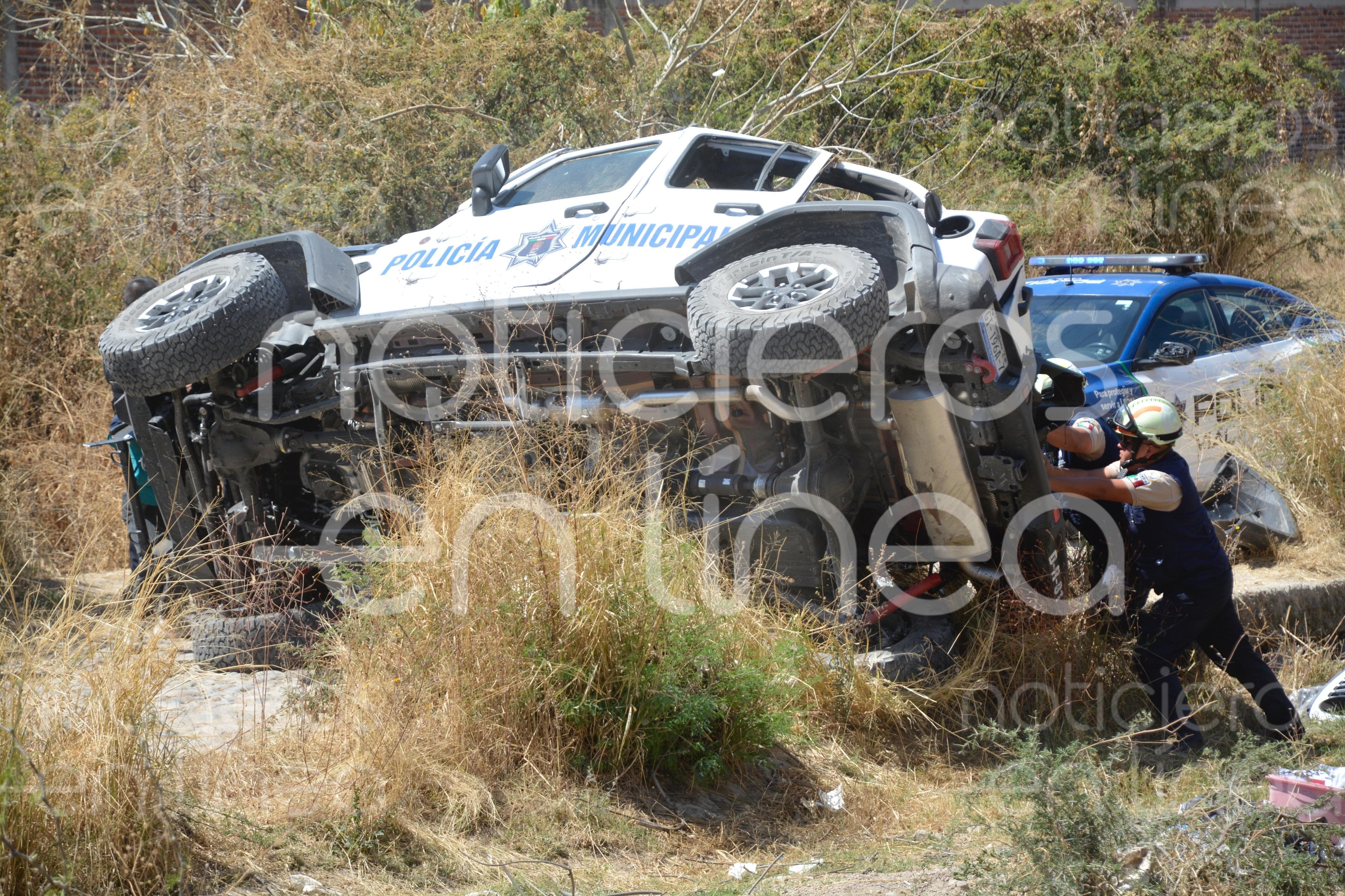 Patrulla de Policía Rural intenta ganarle el paso al tren y vuelca en León