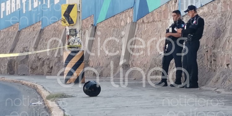 Lo balean tras salir de los separos en León; agresores abandonan cascos en la escena del crimen