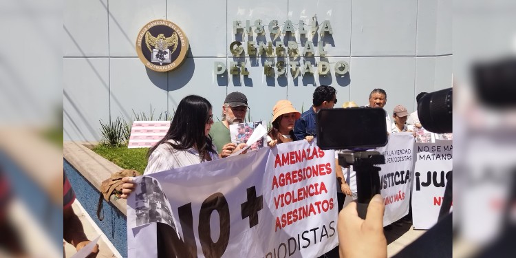 “¡Prensa, no disparen!“ Periodistas de Guanajuato exigen justicia por el asesinato de Kristian Zavala