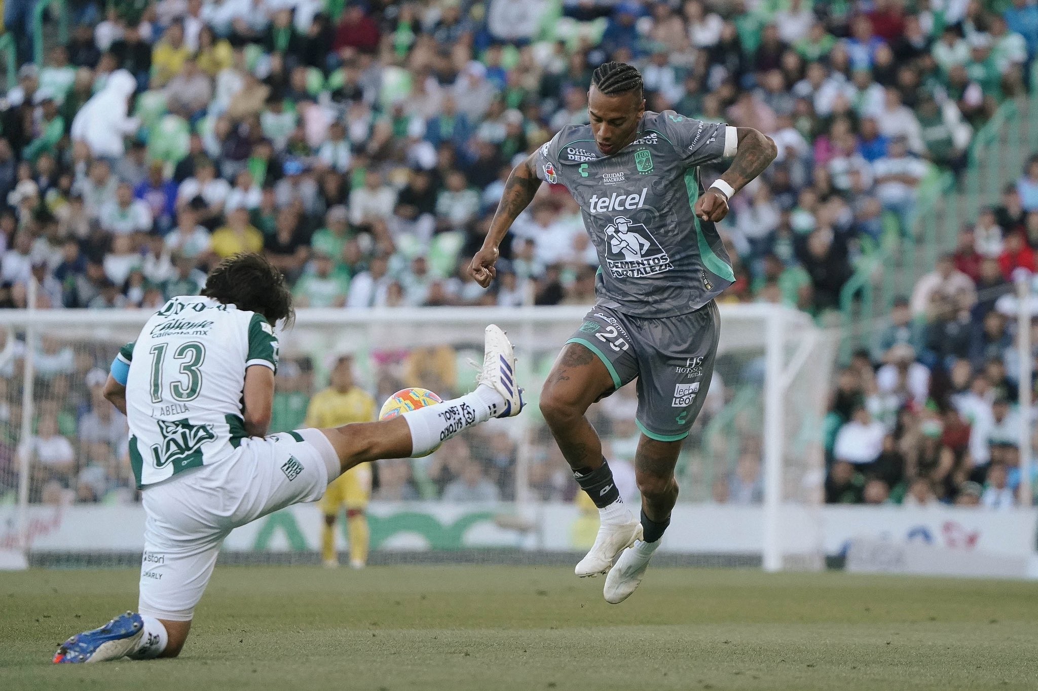'La Fiera' pierde el invicto ante Santos, pero se mantiene en la cima