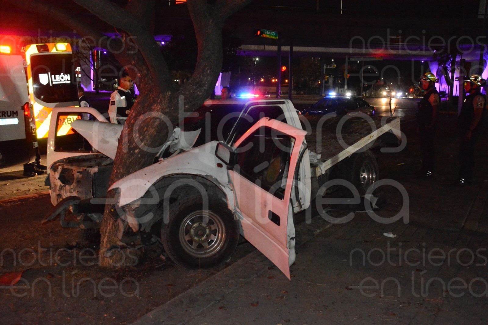 Camioneta se parte a la mitad al chocar contra un árbol en León