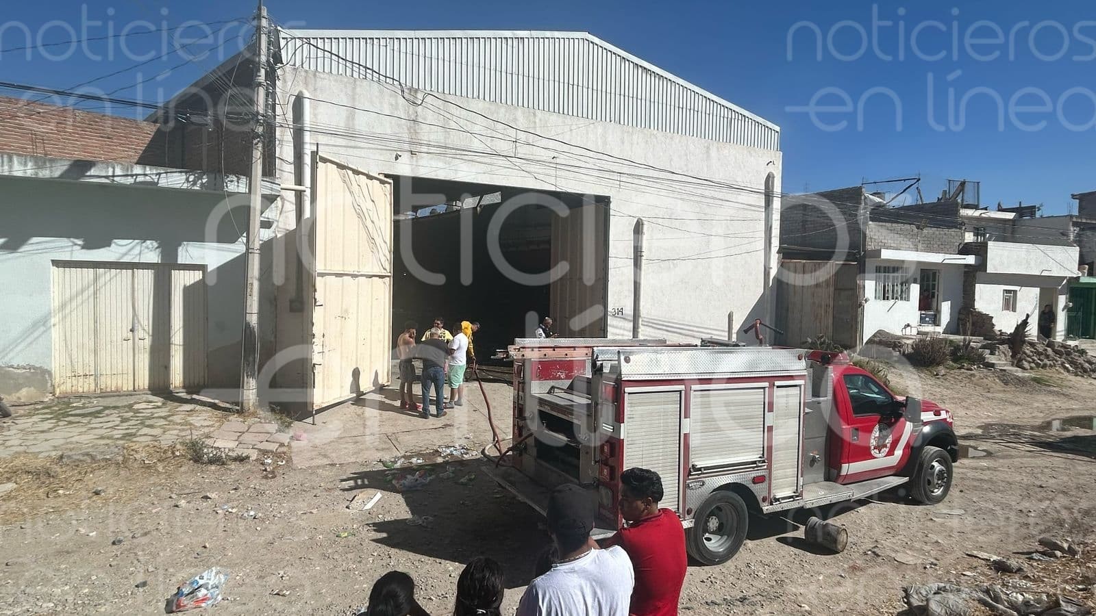 Incendio en bodega de grupo musical moviliza a cuerpos de emergencia en León