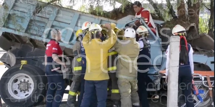 Rescatan a conductor atrapado tras impactar su camión contra un árbol en Juan Alonso de Torres