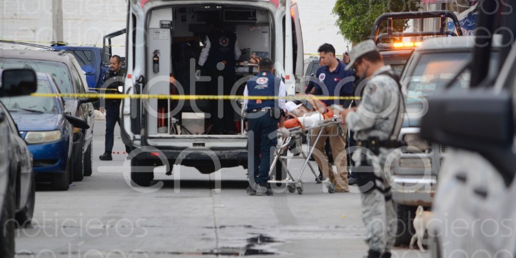 Motosicarios atacan a balazos a un joven en León y lo dejan gravemente herido