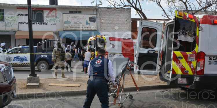 Mujer y menor de 13 años son atacados a balazos en tapicería de León