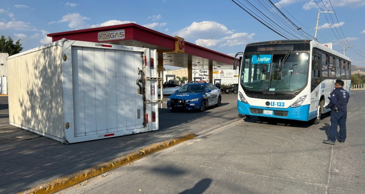 Conductor responsable de volcadura en León huye dejando a su copiloto atrapado